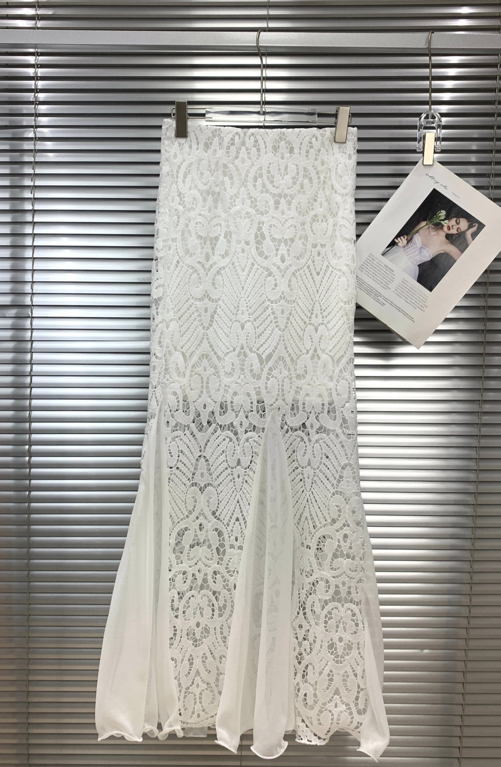 23753_WHITE