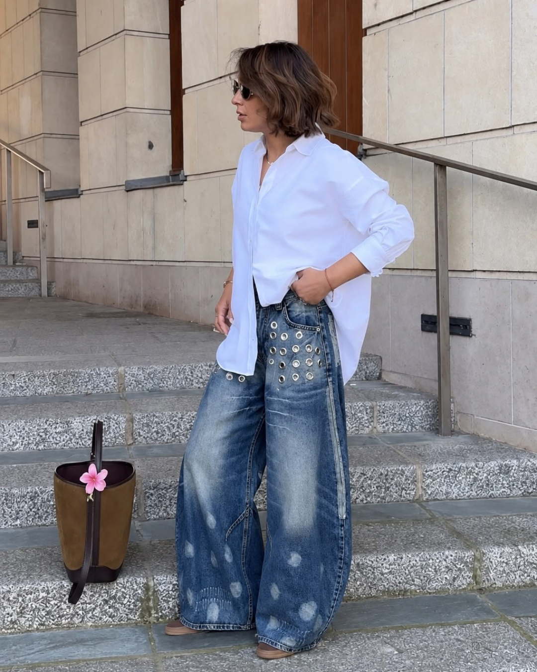 25005 Grommet Detail Barrel-Leg Jeans